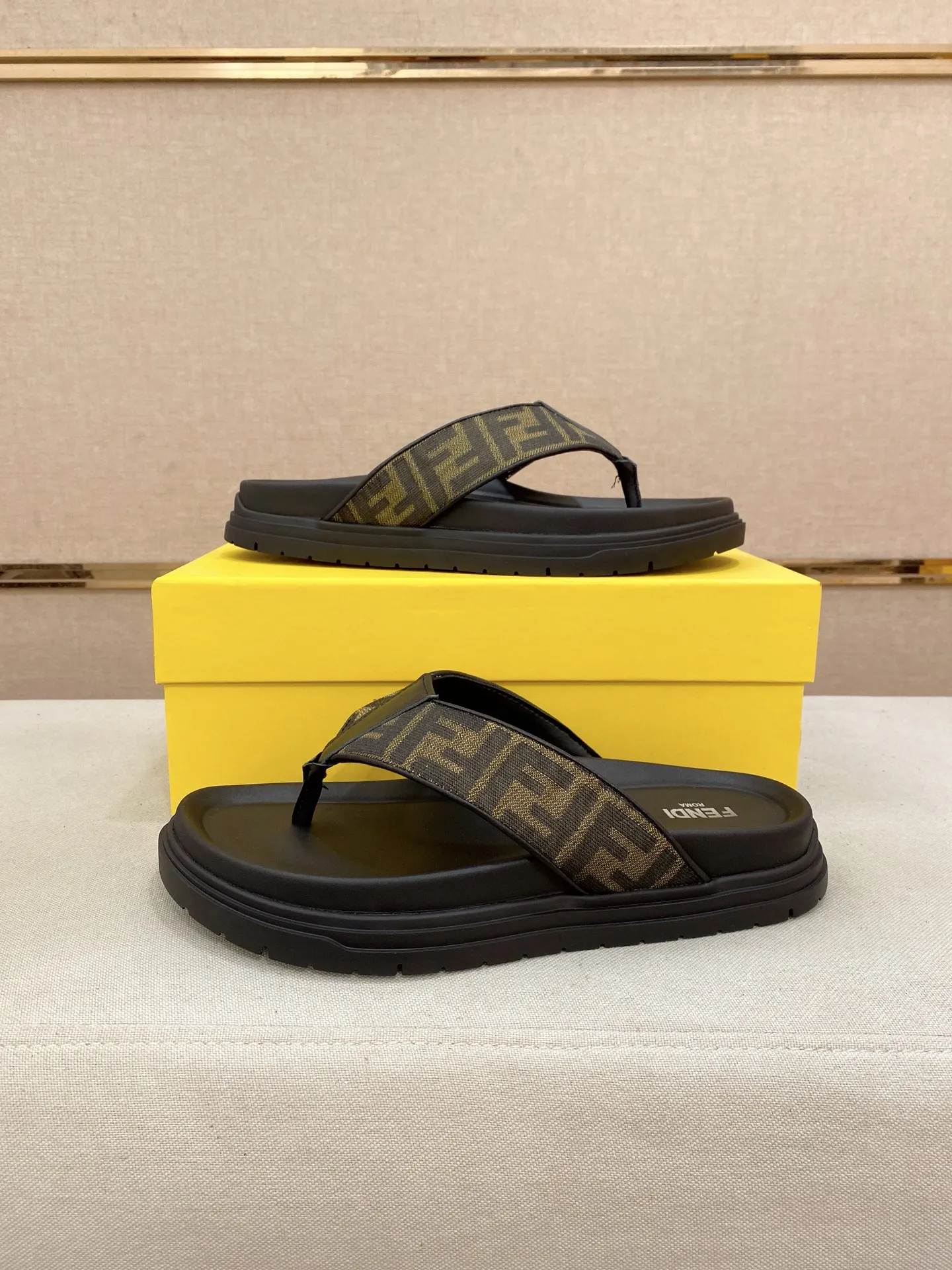 Factory price: 320💰 [Fendi Slippers] High-end brand of men's shoes, official website 1:1 latest masterpiece: original mold customization, the fabric is made of imported original materials, upgraded outsole, lighter and non-slip. The market's top quality, simple yet tasteful, a must-have for fashionistas, fashionable at your feet, full of confidence, the same style at the counter 👍The season of summer slippers is here. Code: 38-44 (45 is custom-made and cannot be returned or exchanged)